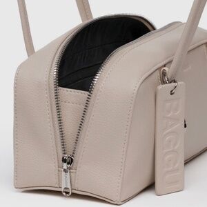 BAGGU beige leather shoulder bag with silver hardware